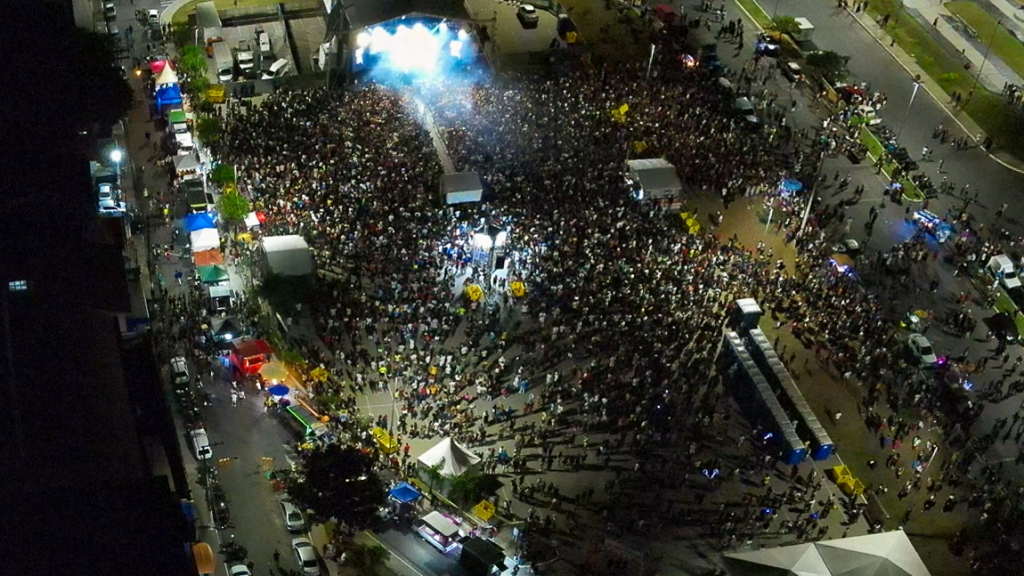 Show de Teló reúne 30 mil pessoas em praça pública